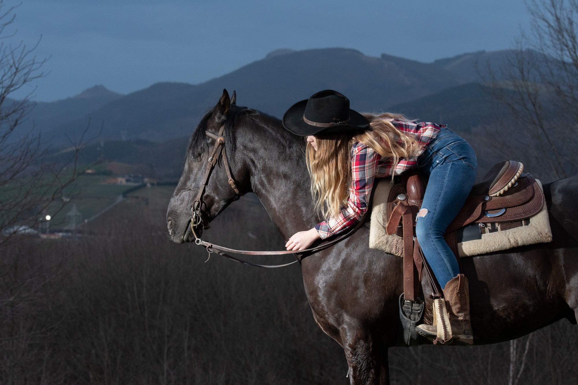 mujer sobre caballo
